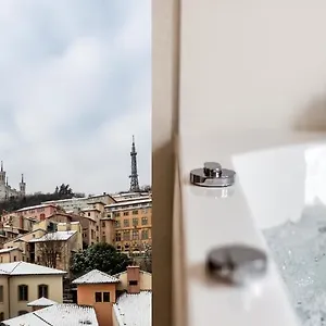 private-jacuzzi-and-exceptional-view-hyper-center-of-lyon.hotels-rhonealpes.com/